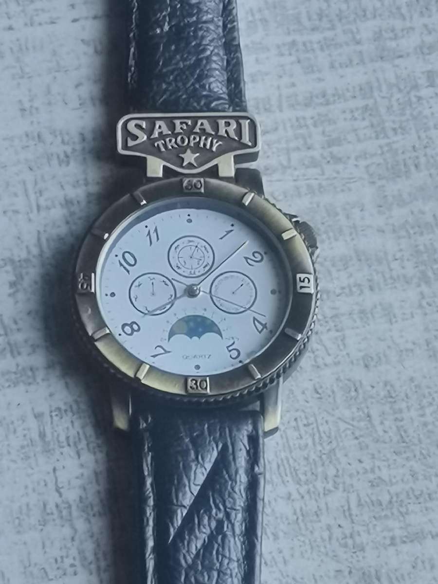 MENS VINTAGE SAFARI TROPHY WATCH IN EXCELLENT WORKING CONDITION