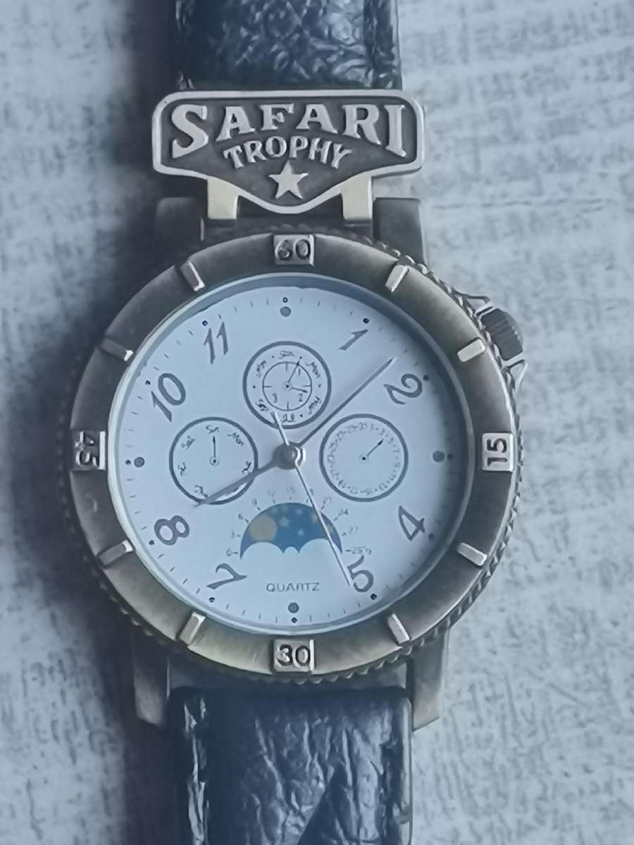 MENS VINTAGE SAFARI TROPHY WATCH IN EXCELLENT WORKING CONDITION