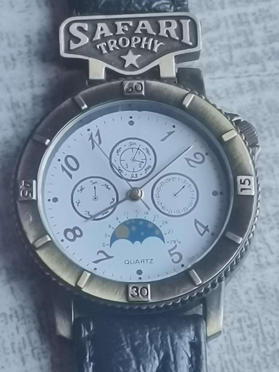 MENS VINTAGE SAFARI TROPHY WATCH IN EXCELLENT WORKING CONDITION