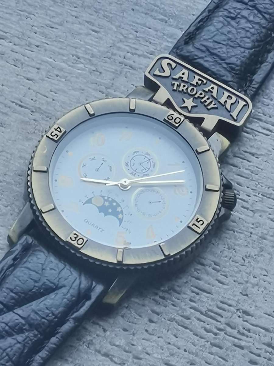 MENS VINTAGE SAFARI TROPHY WATCH IN EXCELLENT WORKING CONDITION