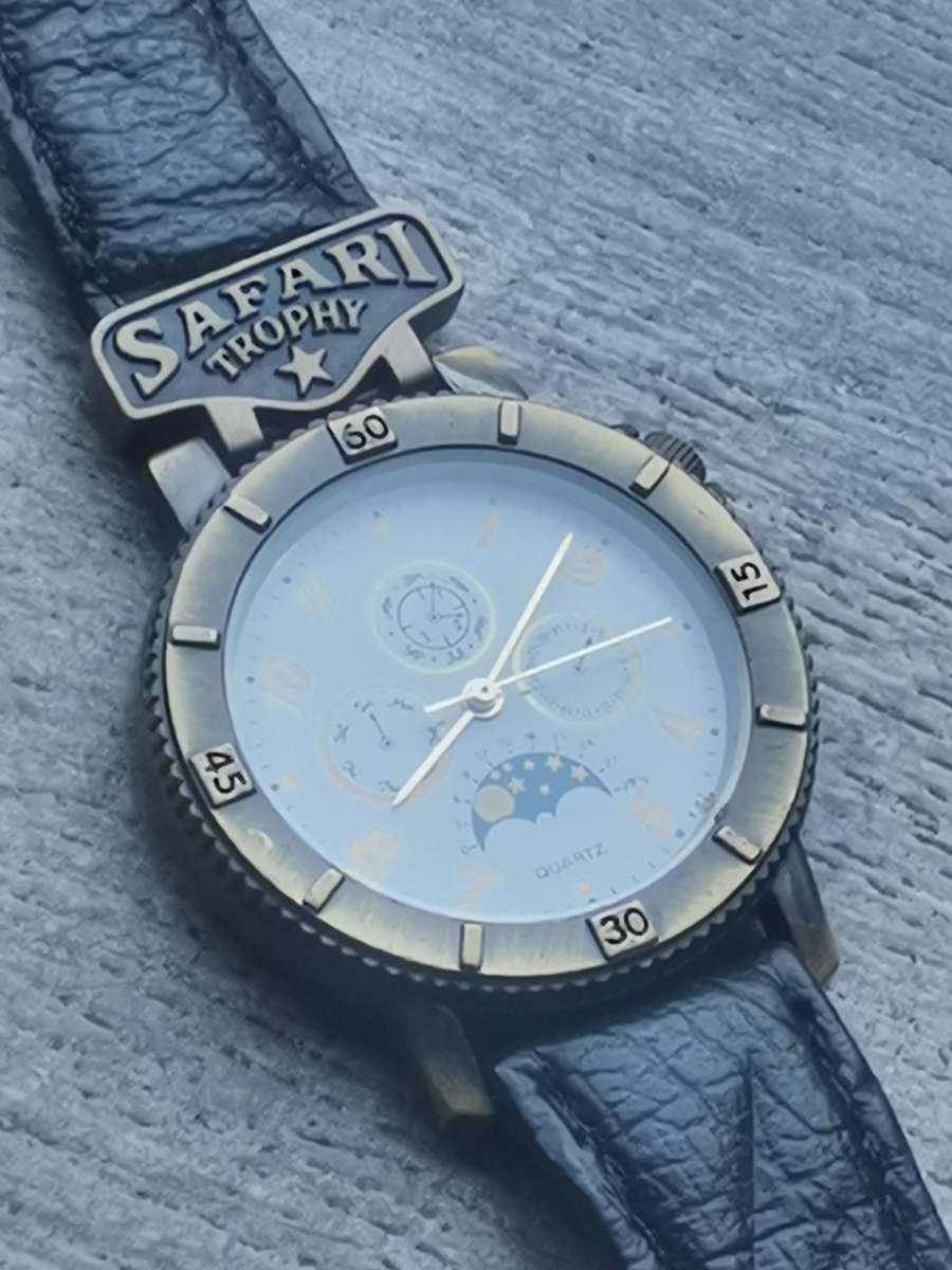 MENS VINTAGE SAFARI TROPHY WATCH IN EXCELLENT WORKING CONDITION