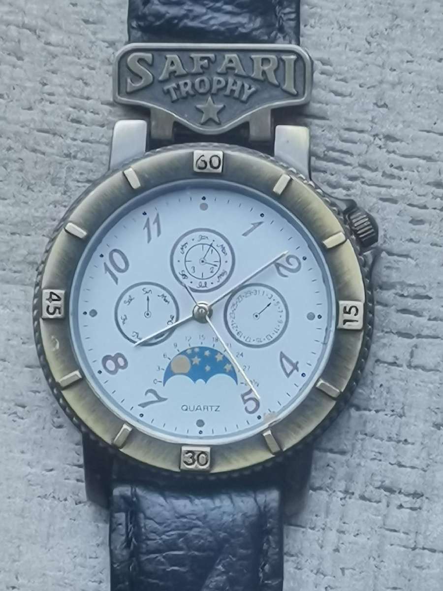 MENS VINTAGE SAFARI TROPHY WATCH IN EXCELLENT WORKING CONDITION