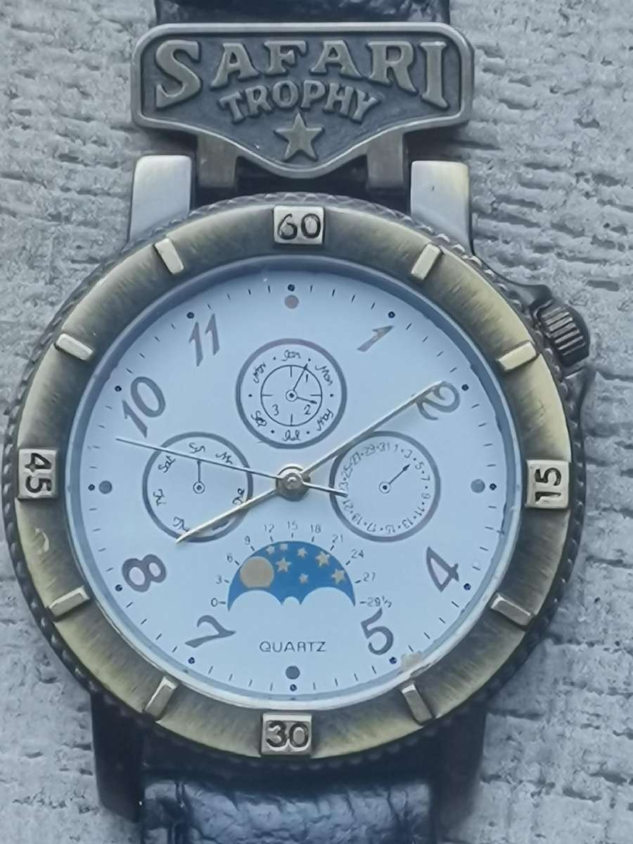 MENS VINTAGE SAFARI TROPHY WATCH IN EXCELLENT WORKING CONDITION