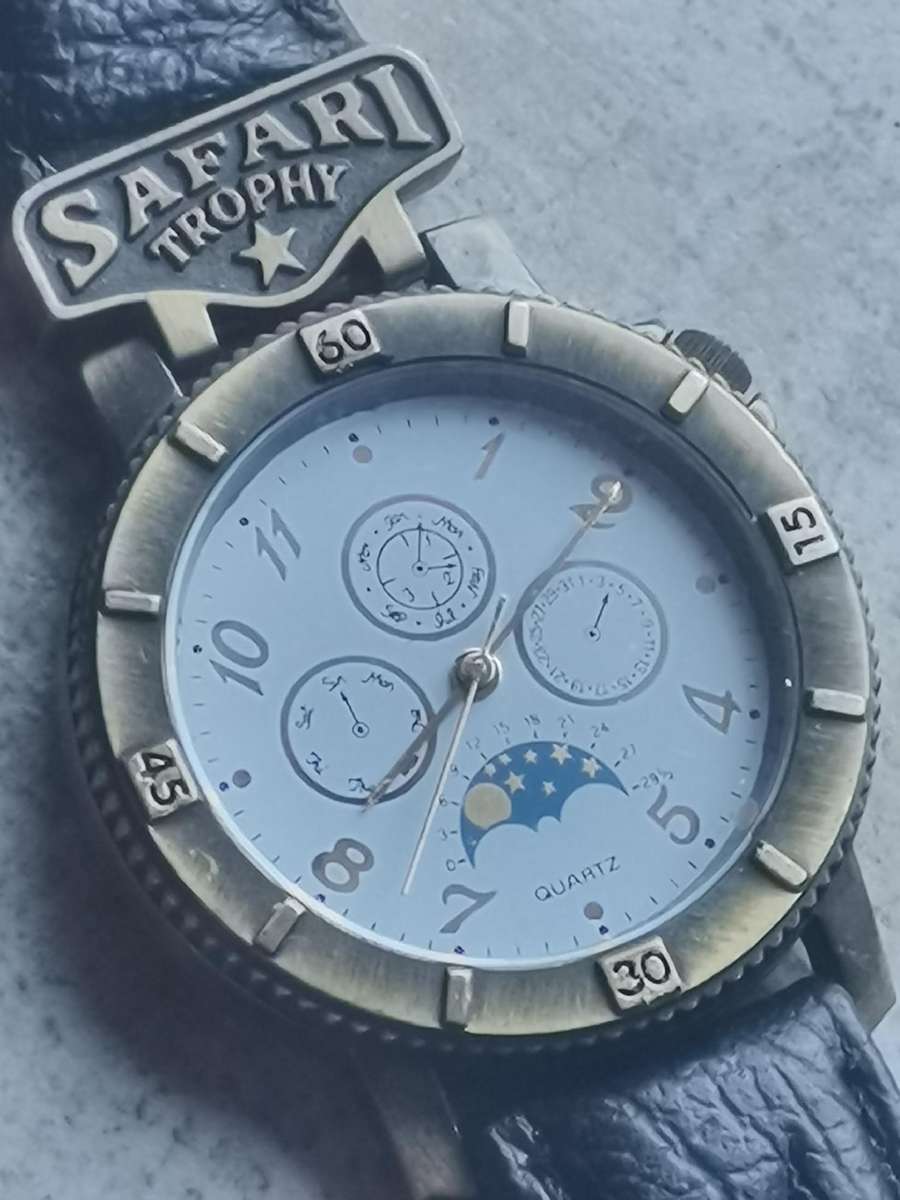 MENS VINTAGE SAFARI TROPHY WATCH IN EXCELLENT WORKING CONDITION