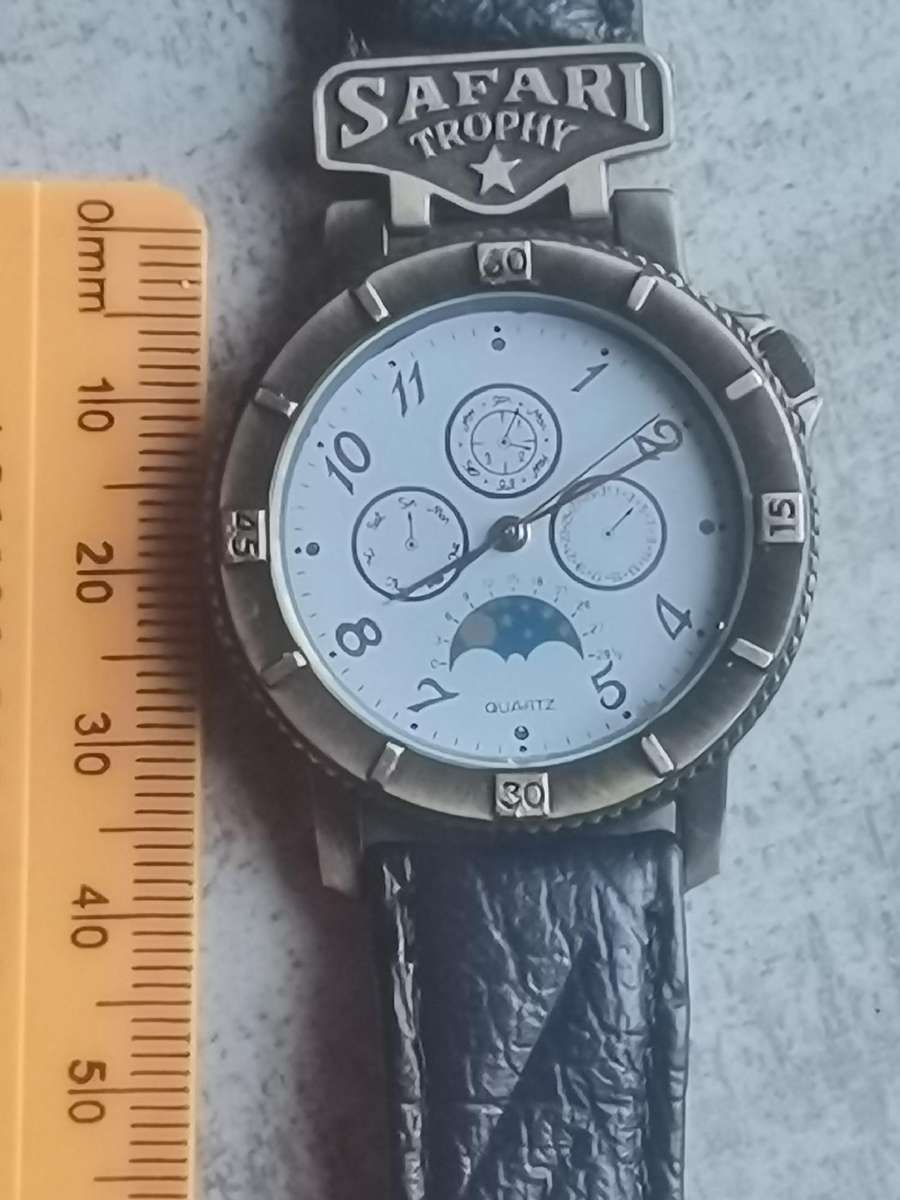 MENS VINTAGE SAFARI TROPHY WATCH IN EXCELLENT WORKING CONDITION