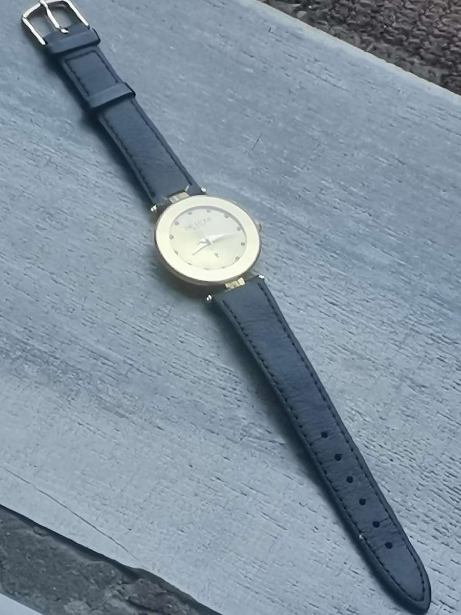 LADIES DE LUXE 18K GOLD PLATED WATCH IN EXCELLENT WORKING CONDITION