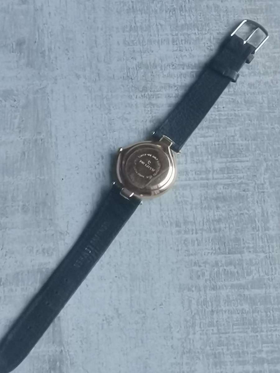 LADIES DE LUXE 18K GOLD PLATED WATCH IN EXCELLENT WORKING CONDITION