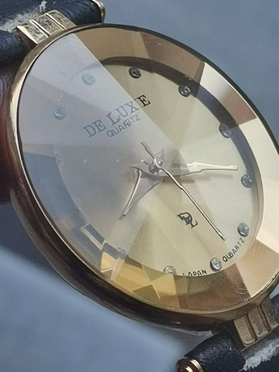 LADIES DE LUXE 18K GOLD PLATED WATCH IN EXCELLENT WORKING CONDITION