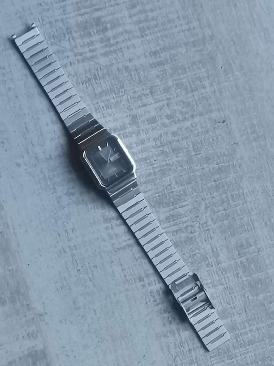 LADIES POISE STAINLESS STEEL WATCH WITH DAY/DATE FUNCTION IN EXCELLENT WORKING CONDITION