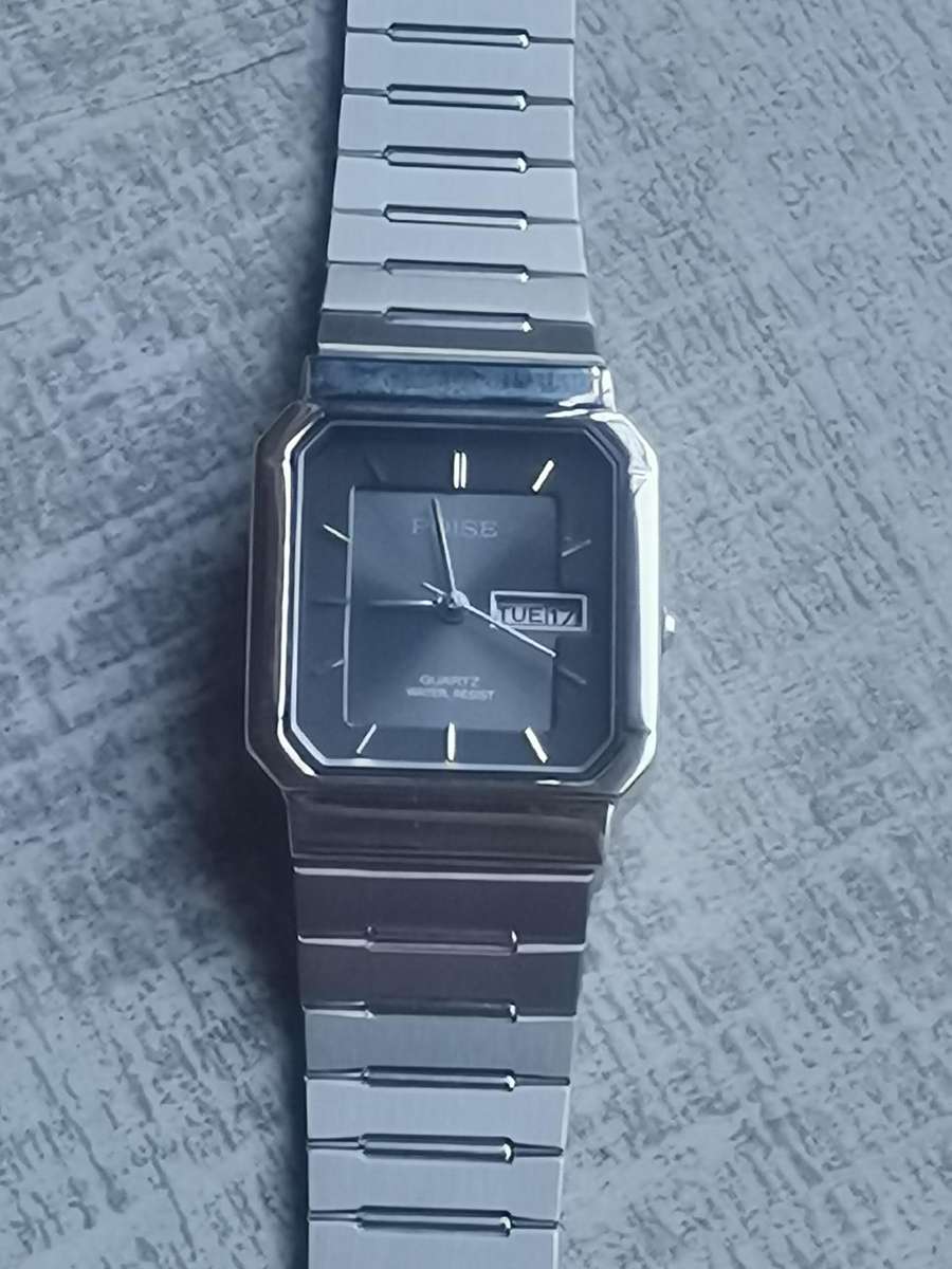 LADIES POISE STAINLESS STEEL WATCH WITH DAY/DATE FUNCTION IN EXCELLENT WORKING CONDITION