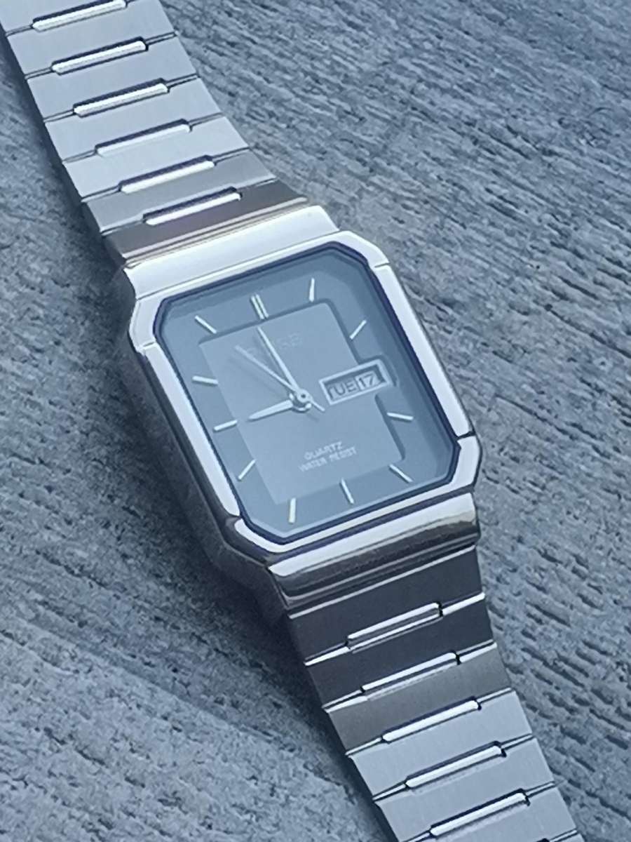 LADIES POISE STAINLESS STEEL WATCH WITH DAY/DATE FUNCTION IN EXCELLENT WORKING CONDITION