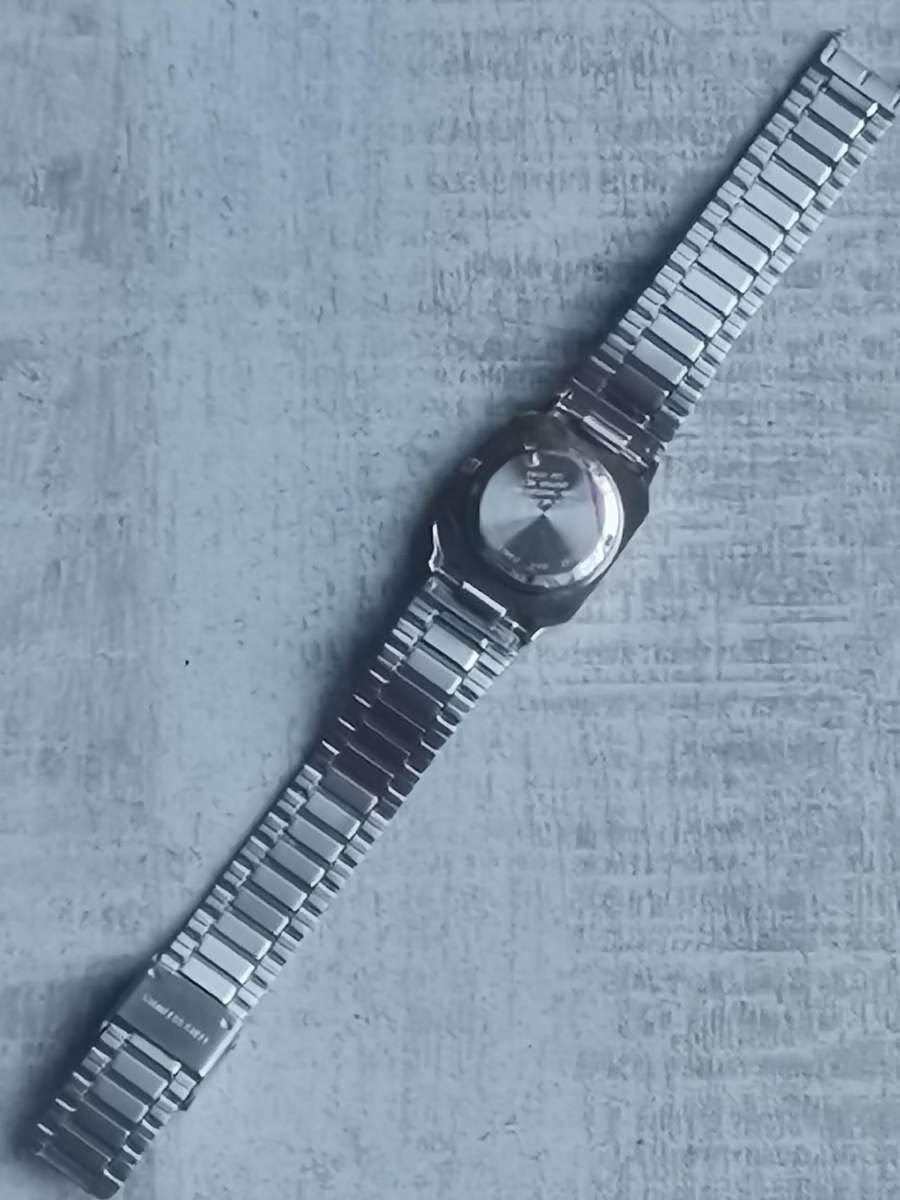 LADIES POISE STAINLESS STEEL WATCH WITH DAY/DATE FUNCTION IN EXCELLENT WORKING CONDITION