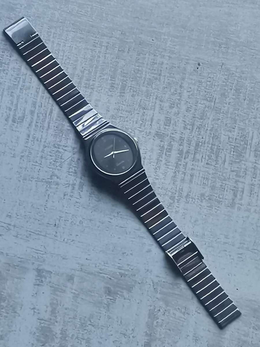 LADIES POISE ALL BLACK STAINLESS STEEL WATCH IN EXCELLENT WORKING CONDITION