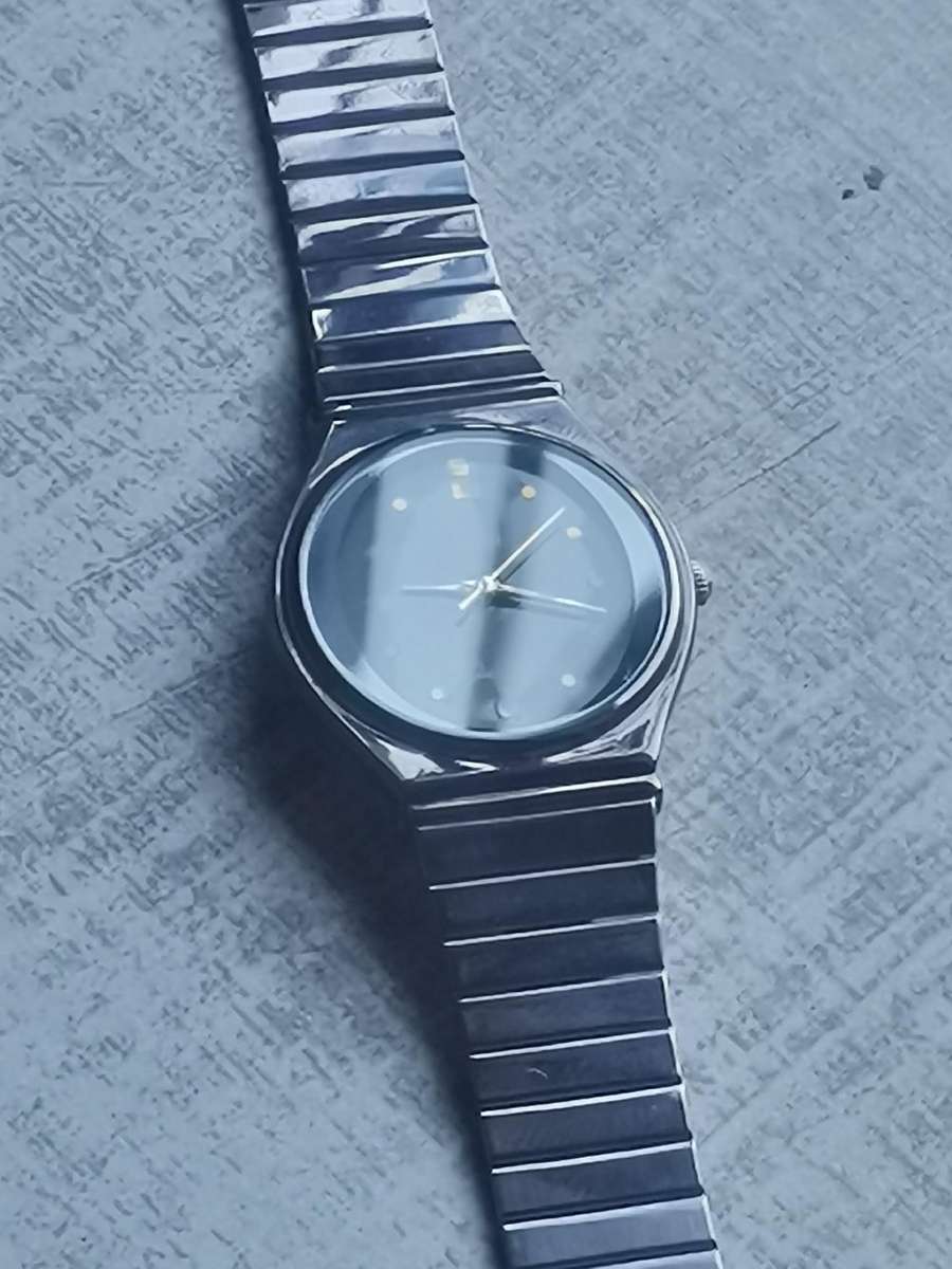 LADIES POISE ALL BLACK STAINLESS STEEL WATCH IN EXCELLENT WORKING CONDITION