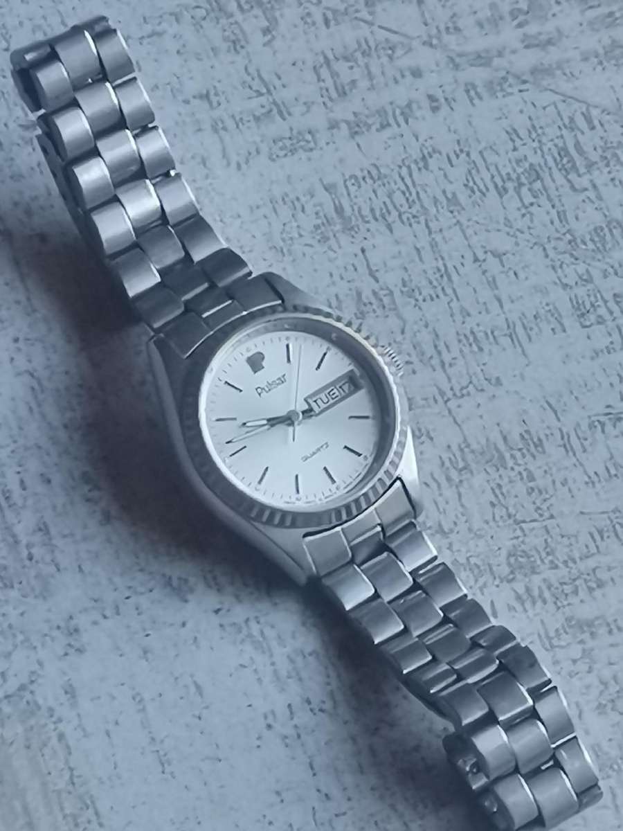LADIES VINTAGE PULSAR WATCH WITH DAY/DATE FUNCTION IN EXCELLENT WORKING CONDITION