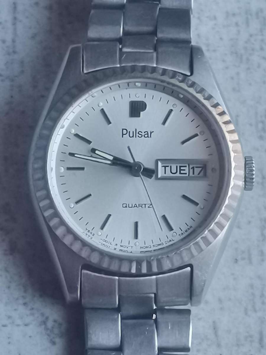 LADIES VINTAGE PULSAR WATCH WITH DAY/DATE FUNCTION IN EXCELLENT WORKING CONDITION
