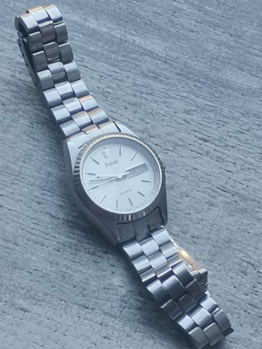 LADIES VINTAGE PULSAR WATCH WITH DAY/DATE FUNCTION IN EXCELLENT WORKING CONDITION