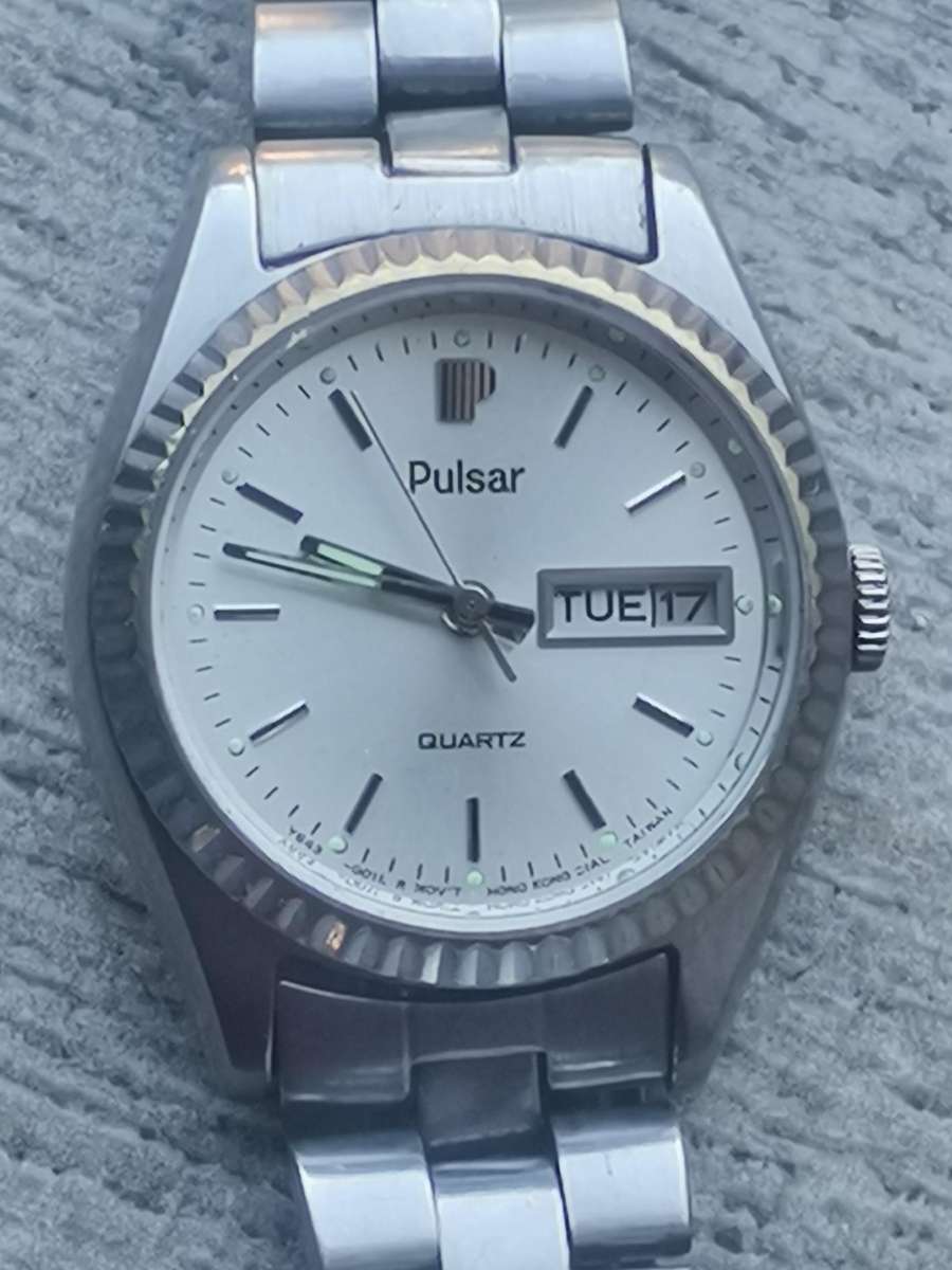 LADIES VINTAGE PULSAR WATCH WITH DAY/DATE FUNCTION IN EXCELLENT WORKING CONDITION