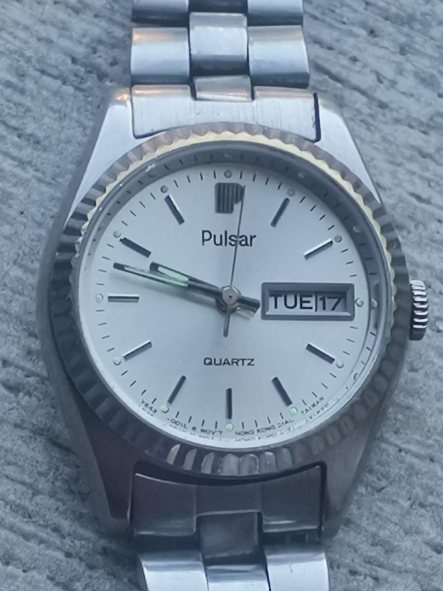 LADIES VINTAGE PULSAR WATCH WITH DAY/DATE FUNCTION IN EXCELLENT WORKING CONDITION