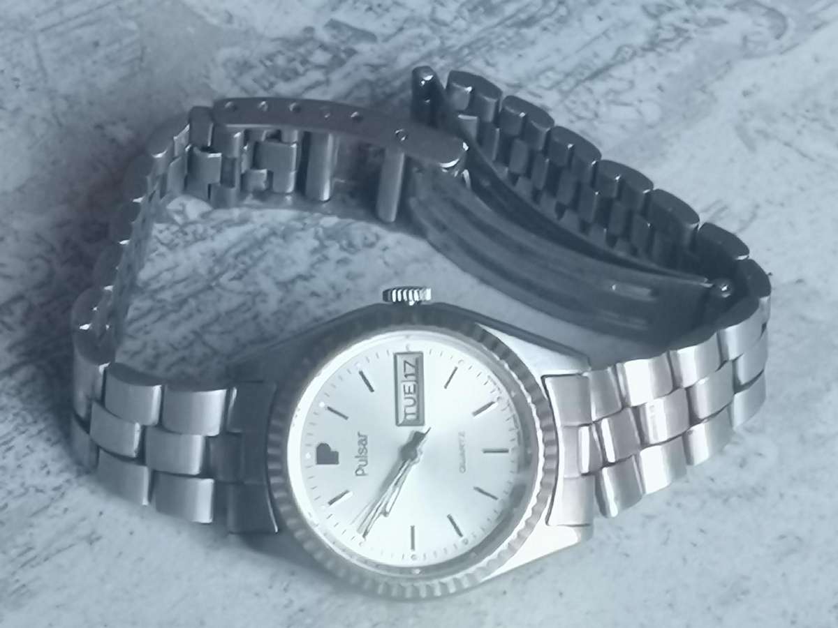 LADIES VINTAGE PULSAR WATCH WITH DAY/DATE FUNCTION IN EXCELLENT WORKING CONDITION