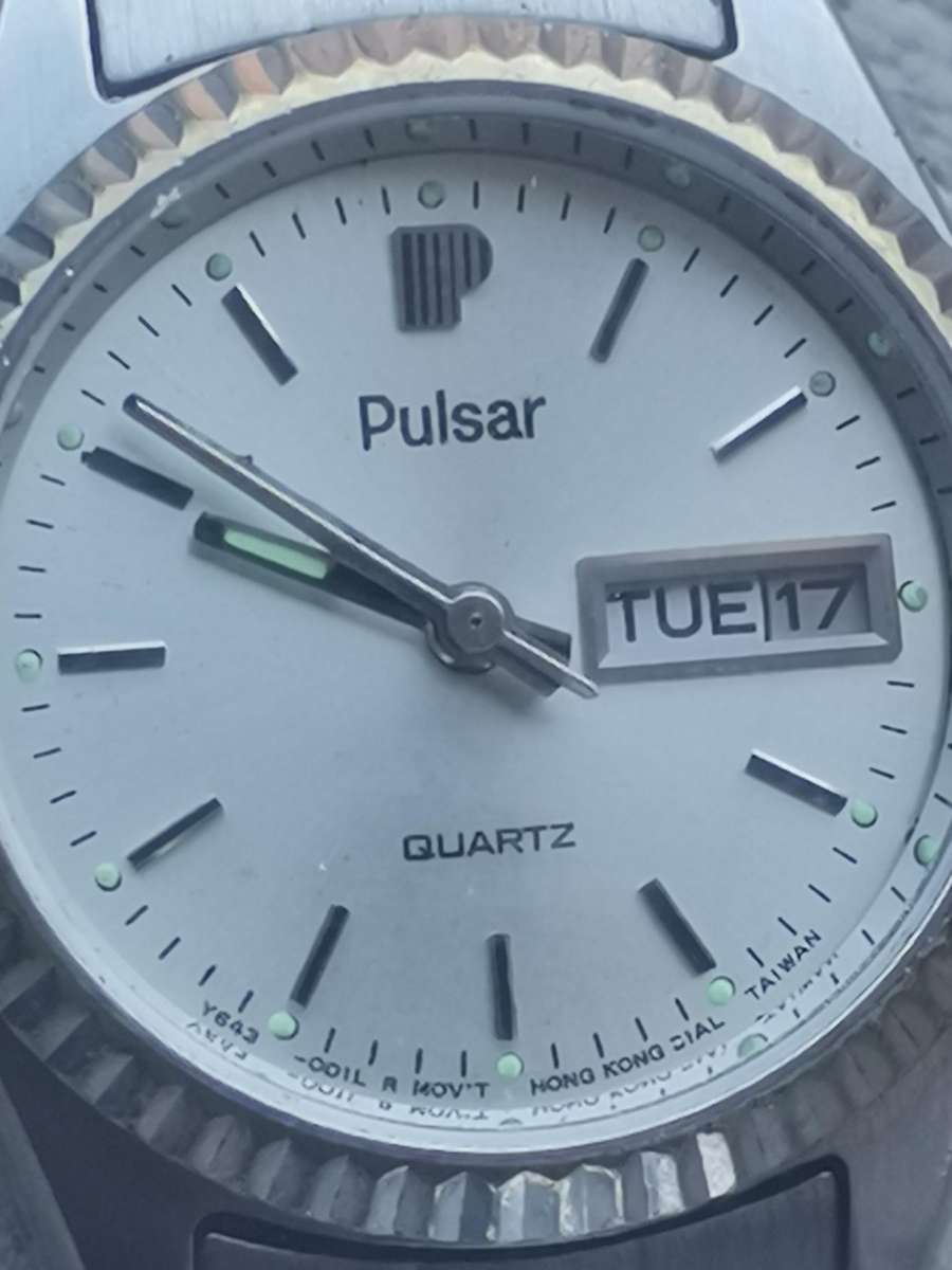 LADIES VINTAGE PULSAR WATCH WITH DAY/DATE FUNCTION IN EXCELLENT WORKING CONDITION