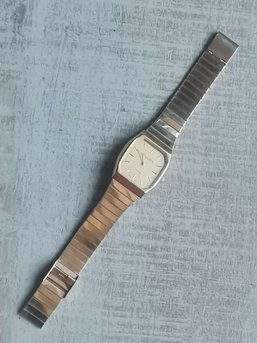 MENS VINTAGE DYNASTY GOLD WATCH IN EXCELLENT WORKING CONDITION