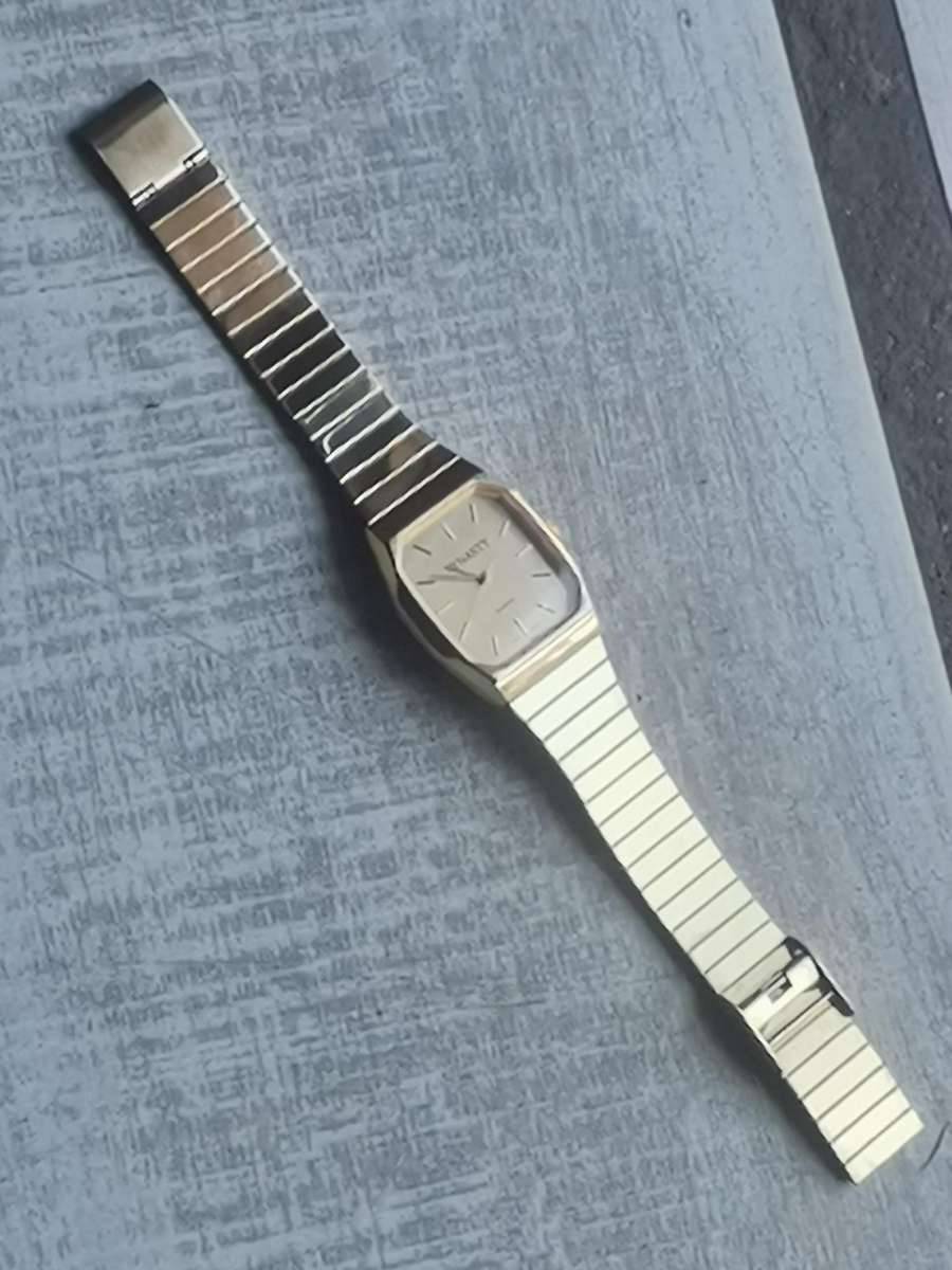 MENS VINTAGE DYNASTY GOLD WATCH IN EXCELLENT WORKING CONDITION