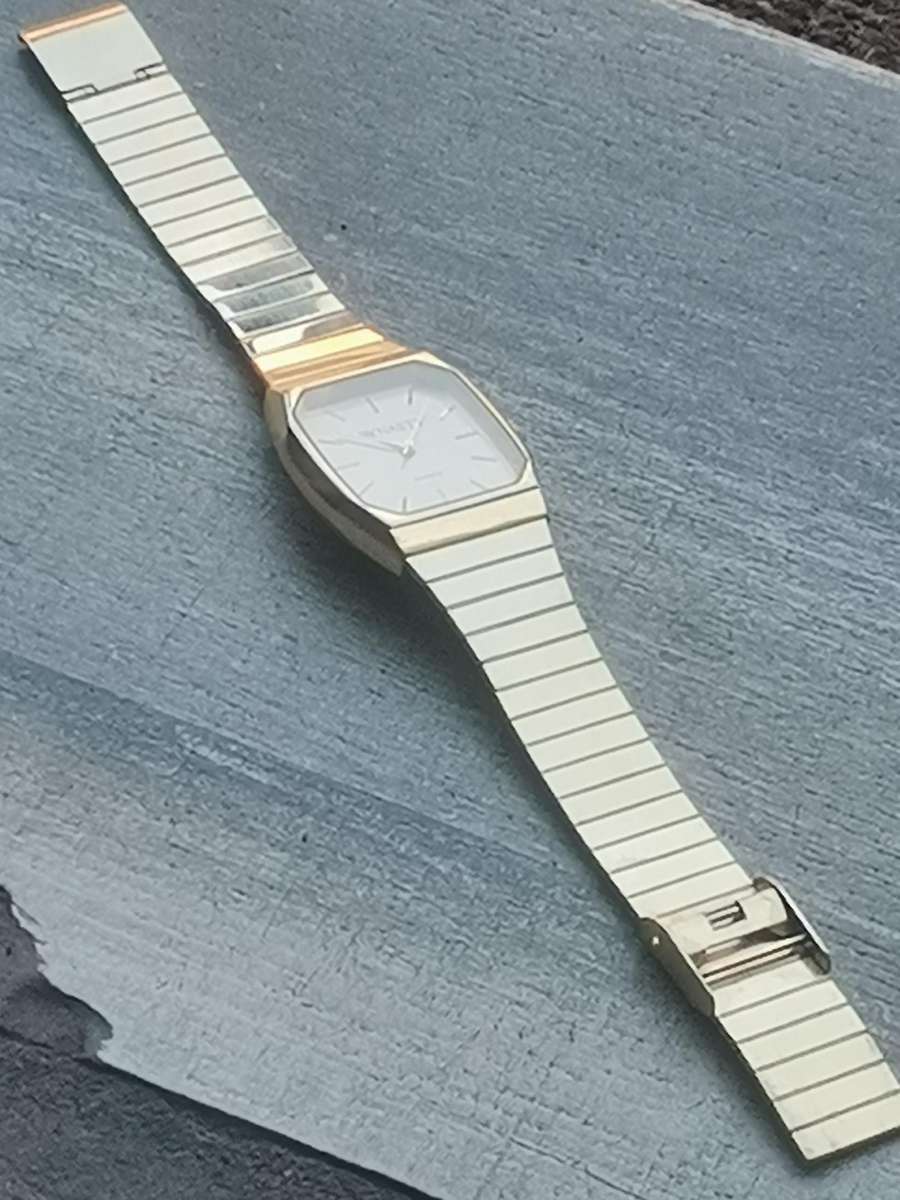 MENS VINTAGE DYNASTY GOLD WATCH IN EXCELLENT WORKING CONDITION