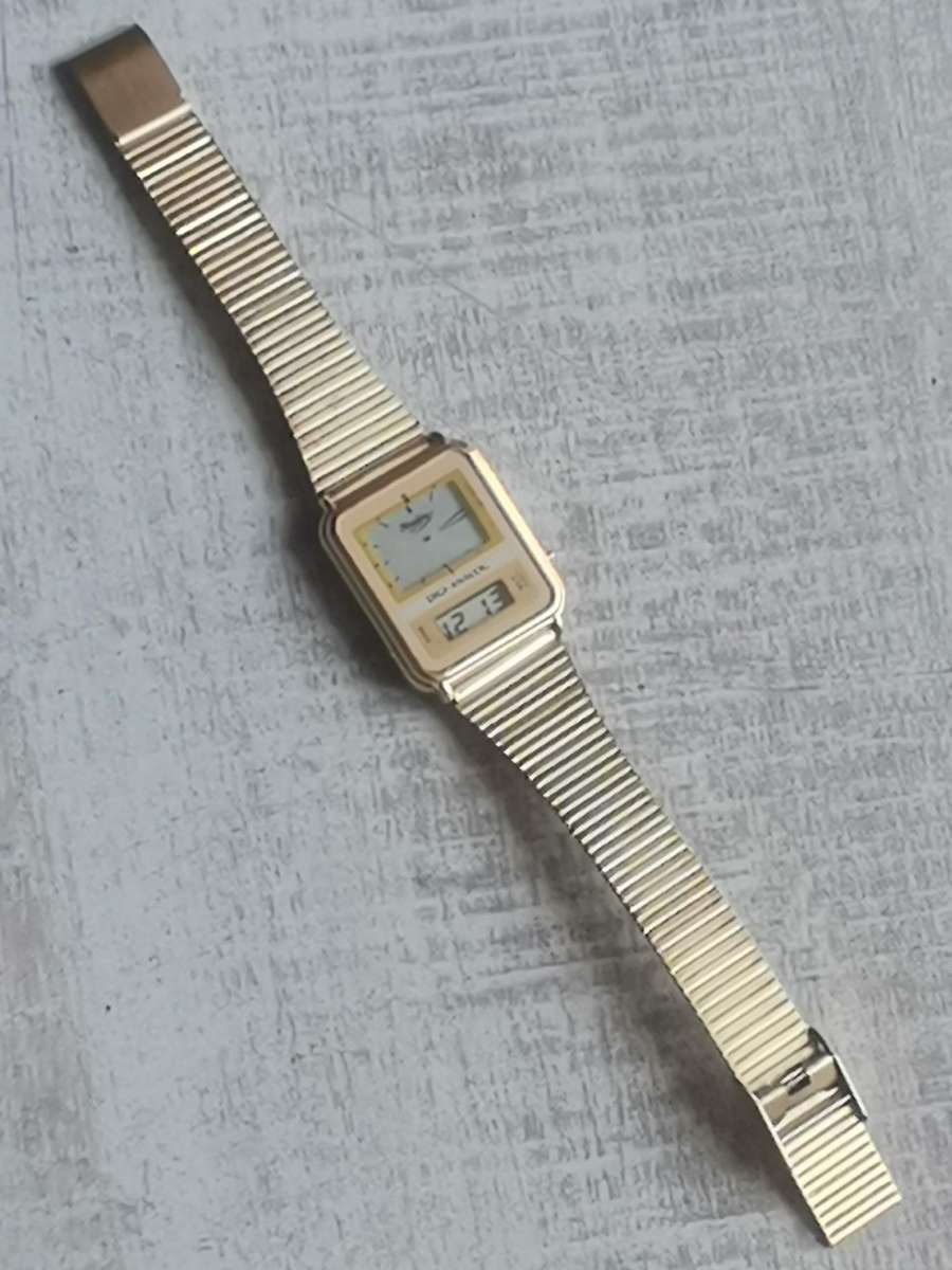 MENS VINTAGE ELECTRONIC DIGI-ANALOG GOLD PLATED WATCH IN EXCELLENT WORKING CONDITION
