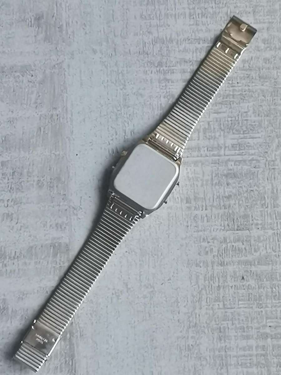 MENS VINTAGE OCCASION ANALOG/DIGITAL WATCH IN EXCELLENT WORKING CONDITION