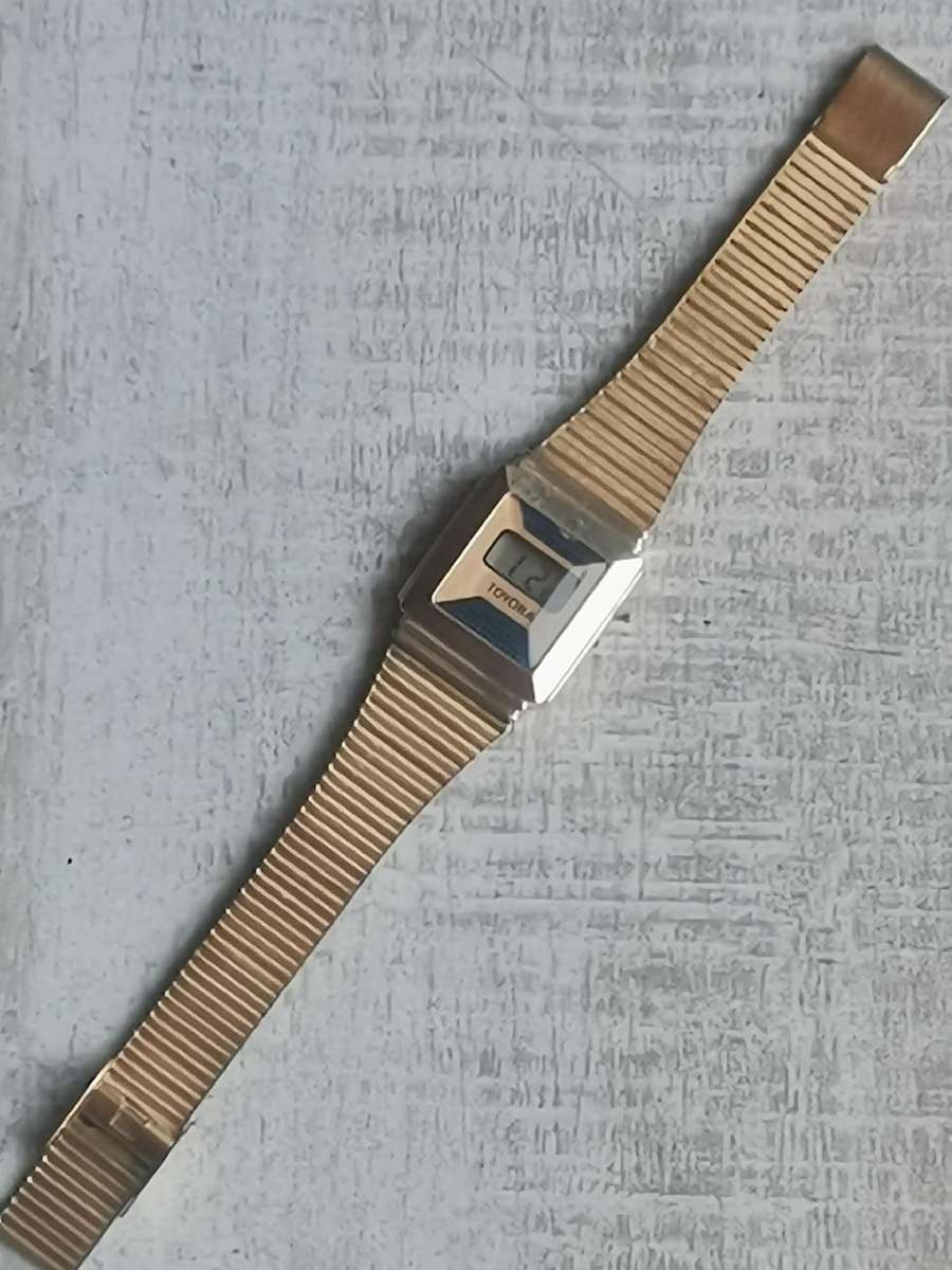 LADIES VINTAGE DIGITAL WATCH WITH STAINLESS STEEL GOLD STRAP IN EXCELLENT WORKING CONDITION