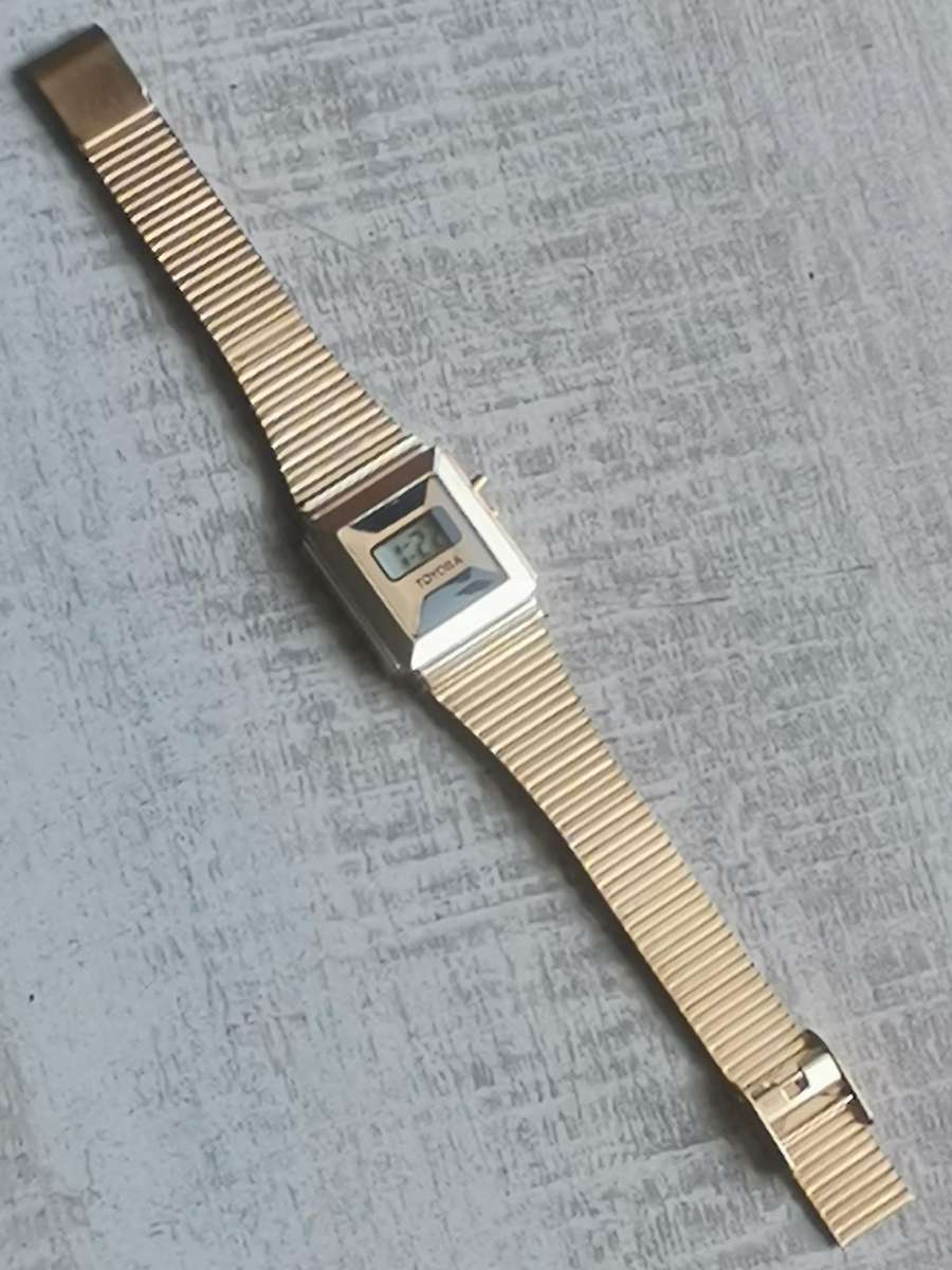 LADIES VINTAGE DIGITAL WATCH WITH STAINLESS STEEL GOLD STRAP IN EXCELLENT WORKING CONDITION