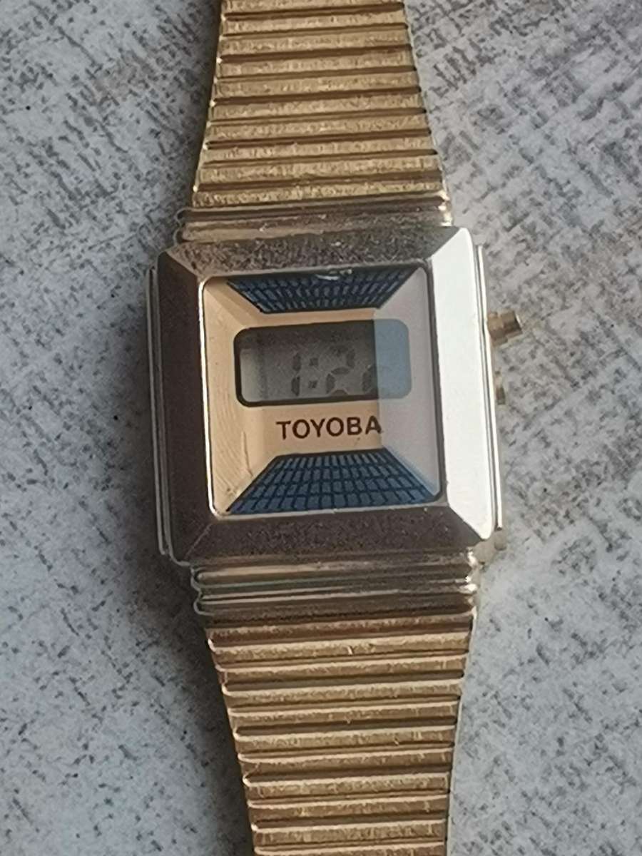 LADIES VINTAGE DIGITAL WATCH WITH STAINLESS STEEL GOLD STRAP IN EXCELLENT WORKING CONDITION