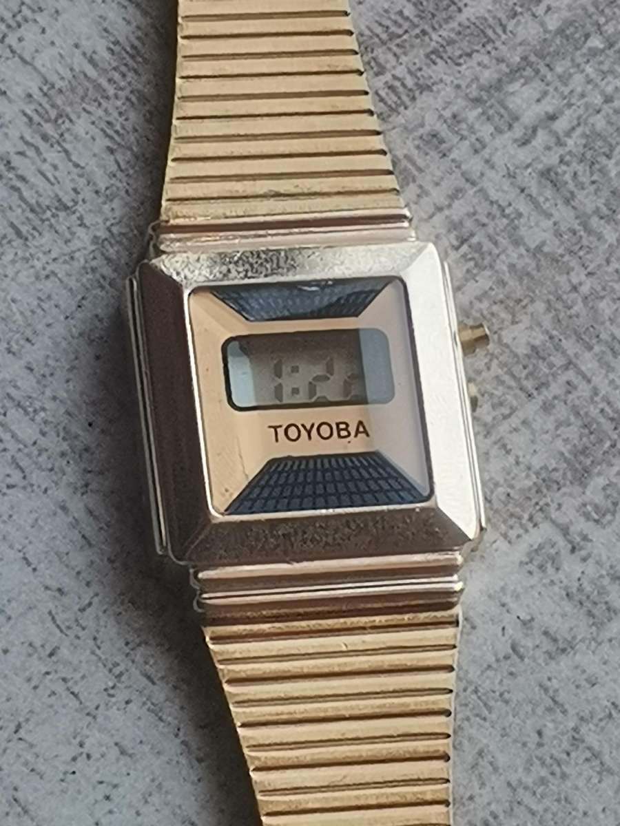 LADIES VINTAGE DIGITAL WATCH WITH STAINLESS STEEL GOLD STRAP IN EXCELLENT WORKING CONDITION