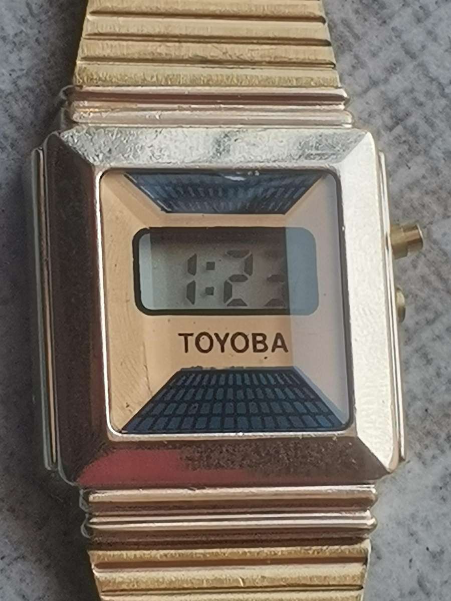 LADIES VINTAGE DIGITAL WATCH WITH STAINLESS STEEL GOLD STRAP IN EXCELLENT WORKING CONDITION
