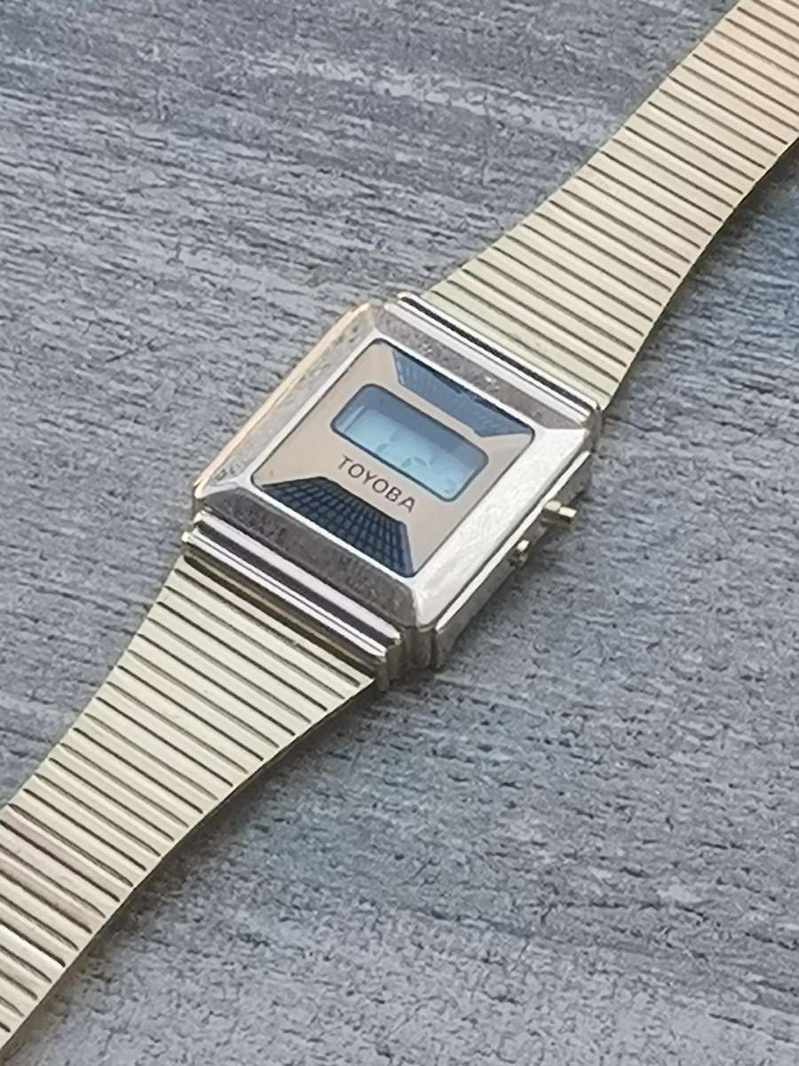 LADIES VINTAGE DIGITAL WATCH WITH STAINLESS STEEL GOLD STRAP IN EXCELLENT WORKING CONDITION