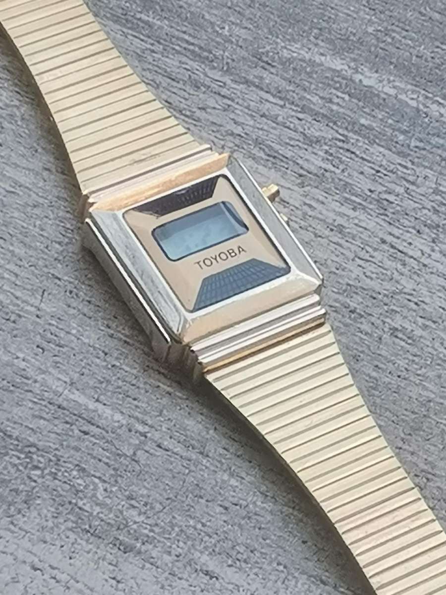LADIES VINTAGE DIGITAL WATCH WITH STAINLESS STEEL GOLD STRAP IN EXCELLENT WORKING CONDITION