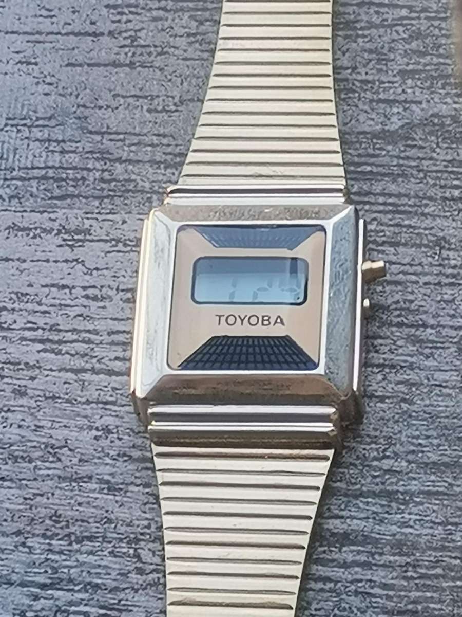 LADIES VINTAGE DIGITAL WATCH WITH STAINLESS STEEL GOLD STRAP IN EXCELLENT WORKING CONDITION