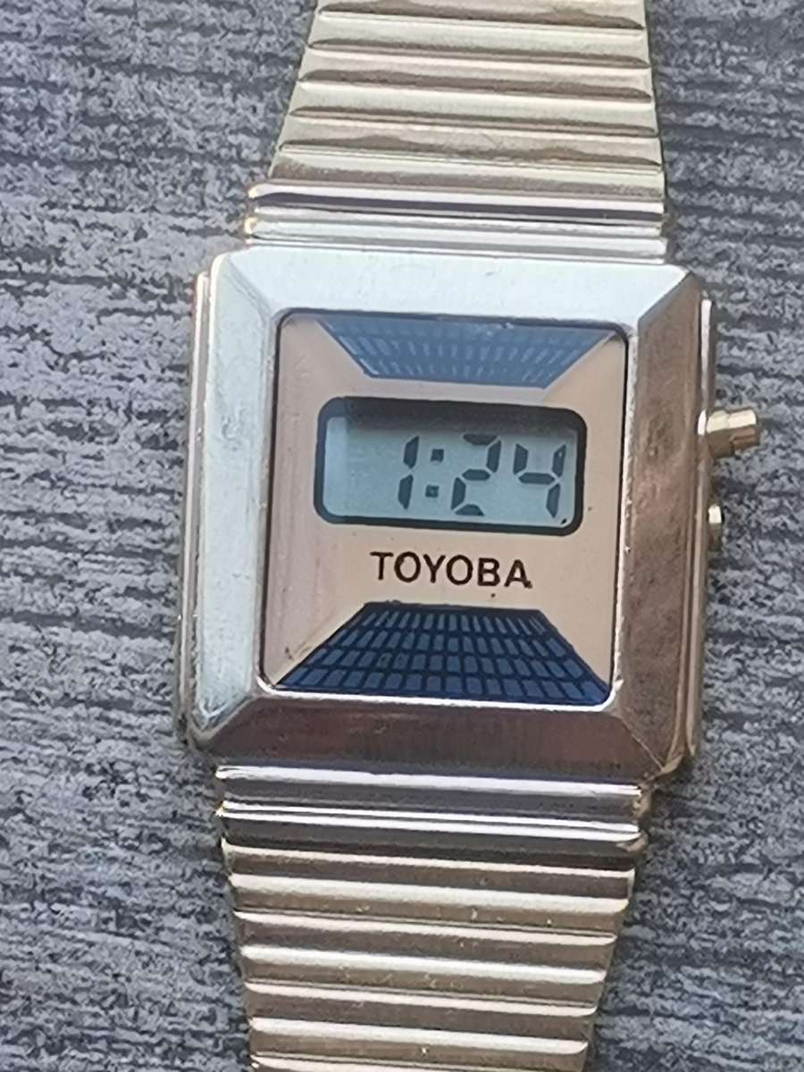 LADIES VINTAGE DIGITAL WATCH WITH STAINLESS STEEL GOLD STRAP IN EXCELLENT WORKING CONDITION