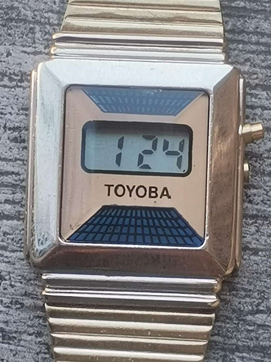 LADIES VINTAGE DIGITAL WATCH WITH STAINLESS STEEL GOLD STRAP IN EXCELLENT WORKING CONDITION