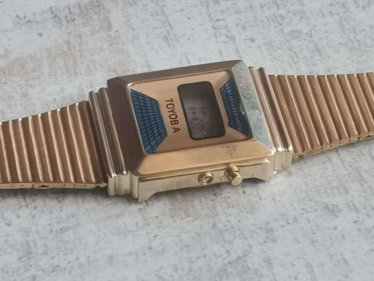 LADIES VINTAGE DIGITAL WATCH WITH STAINLESS STEEL GOLD STRAP IN EXCELLENT WORKING CONDITION