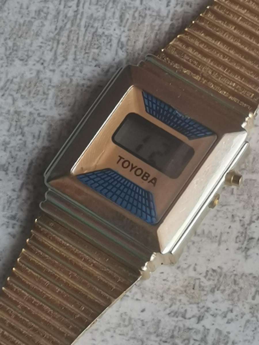 LADIES VINTAGE DIGITAL WATCH WITH STAINLESS STEEL GOLD STRAP IN EXCELLENT WORKING CONDITION