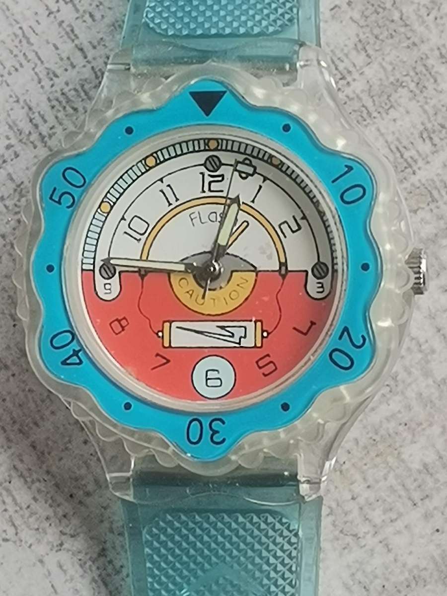 MENS VINTAGE FLASH WATCH WITH SEE-THROUGH BACK IN EXCELLENT WORKING CONDITION