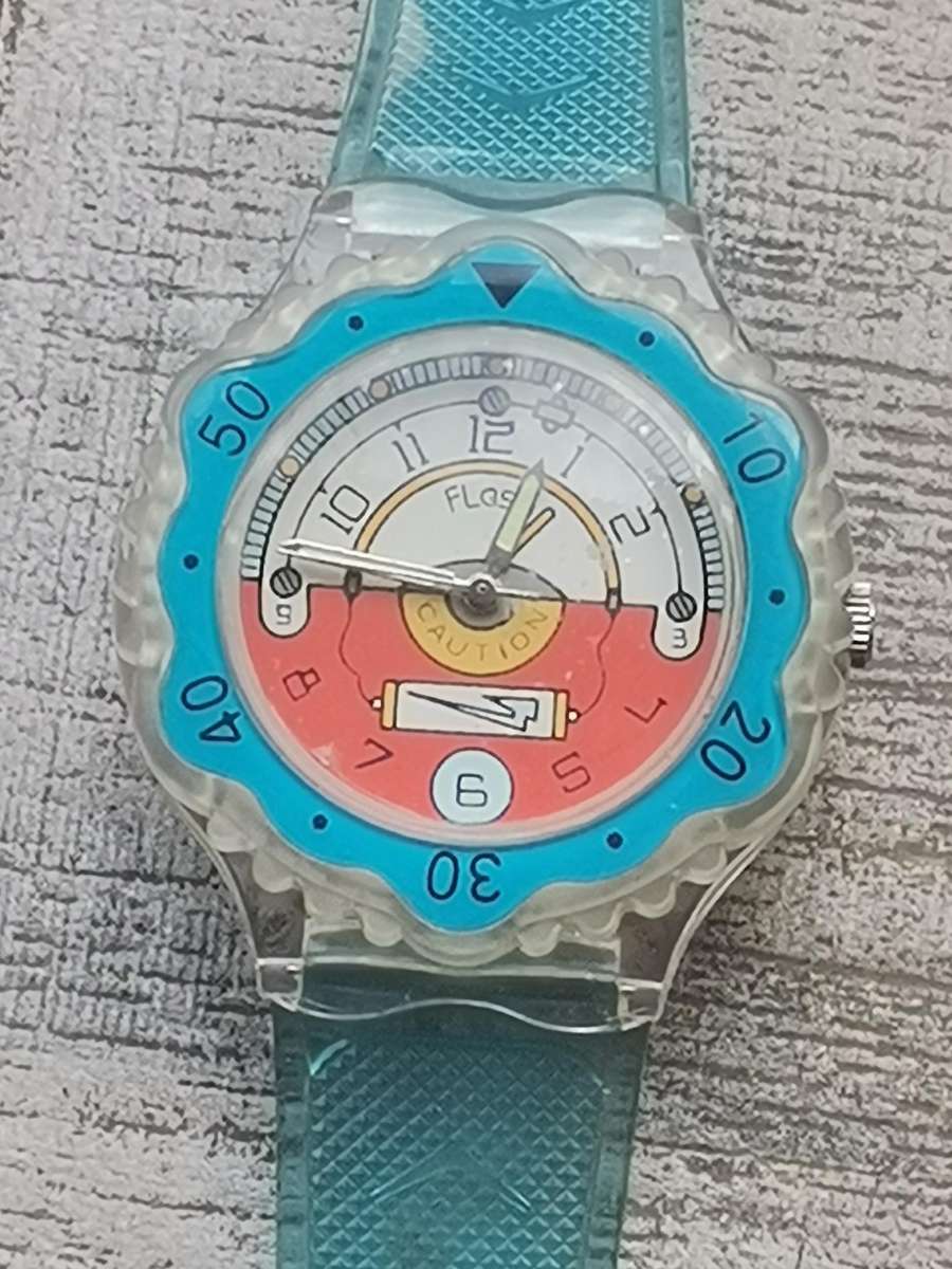 MENS VINTAGE FLASH WATCH WITH SEE-THROUGH BACK IN EXCELLENT WORKING CONDITION