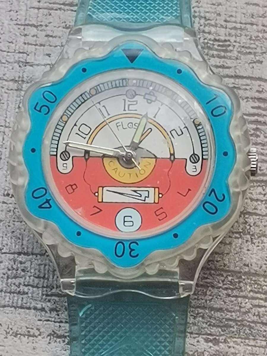 MENS VINTAGE FLASH WATCH WITH SEE-THROUGH BACK IN EXCELLENT WORKING CONDITION