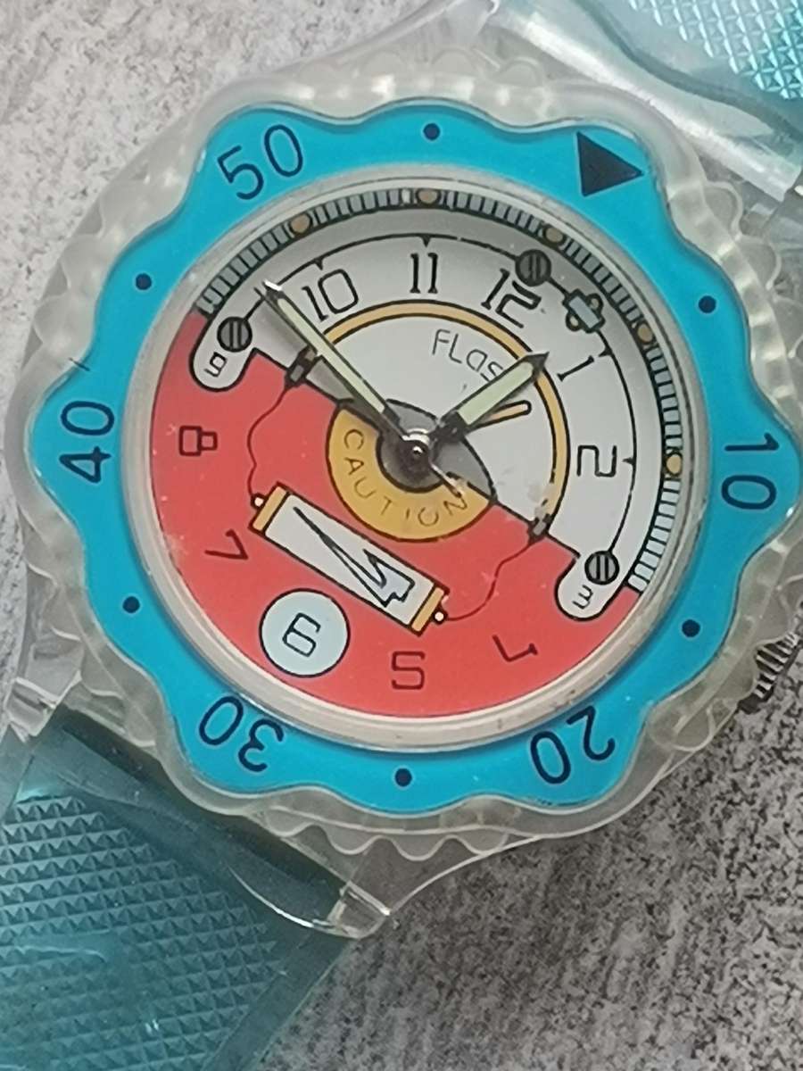 MENS VINTAGE FLASH WATCH WITH SEE-THROUGH BACK IN EXCELLENT WORKING CONDITION