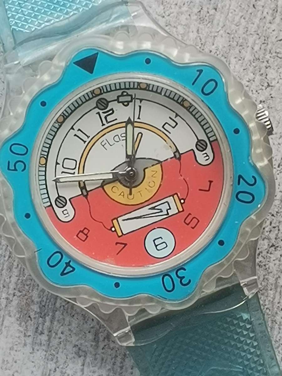 MENS VINTAGE FLASH WATCH WITH SEE-THROUGH BACK IN EXCELLENT WORKING CONDITION