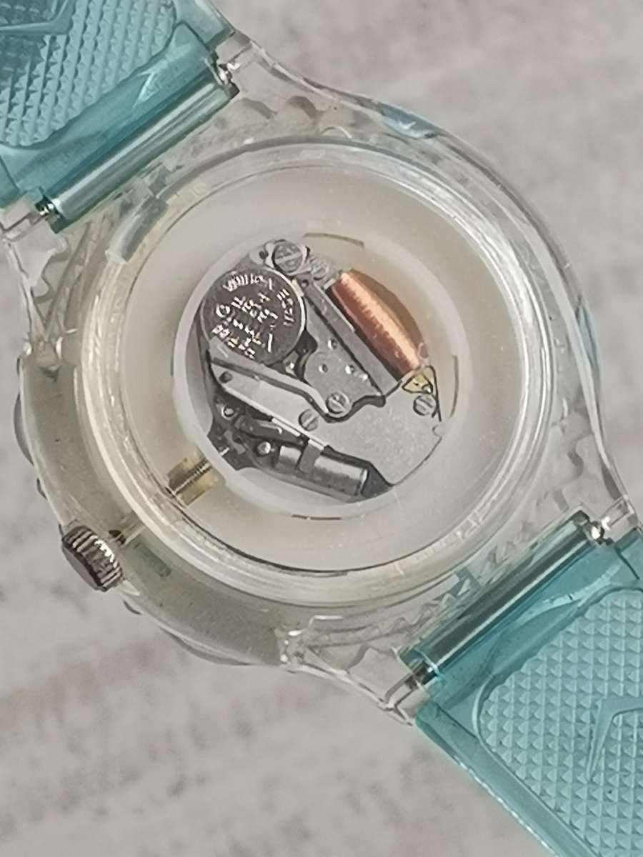 MENS VINTAGE FLASH WATCH WITH SEE-THROUGH BACK IN EXCELLENT WORKING CONDITION