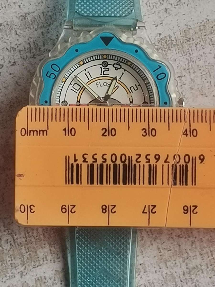 MENS VINTAGE FLASH WATCH WITH SEE-THROUGH BACK IN EXCELLENT WORKING CONDITION