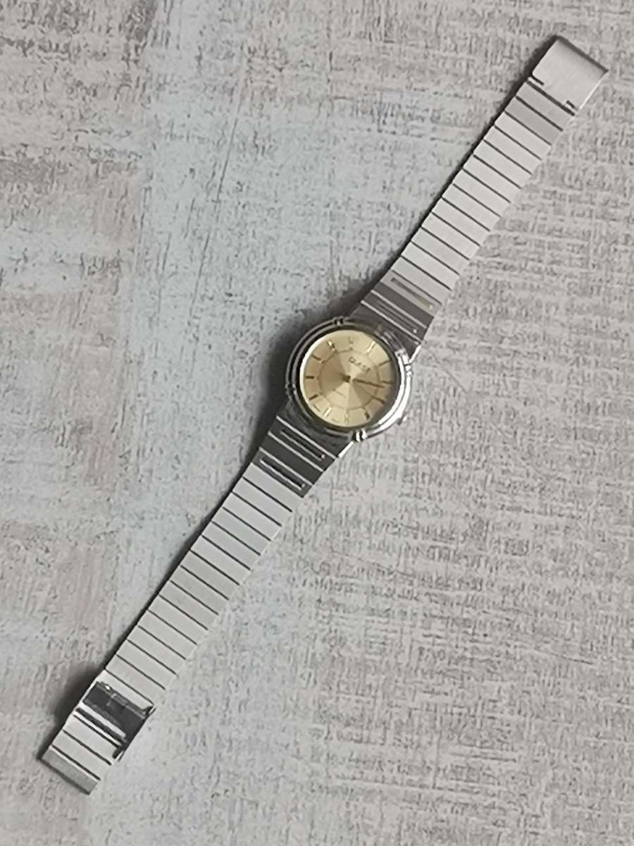 MENS VINTAGE QUEST STAINLESS STEEL WATCH IN EXCELLENT WORKING CONDITION